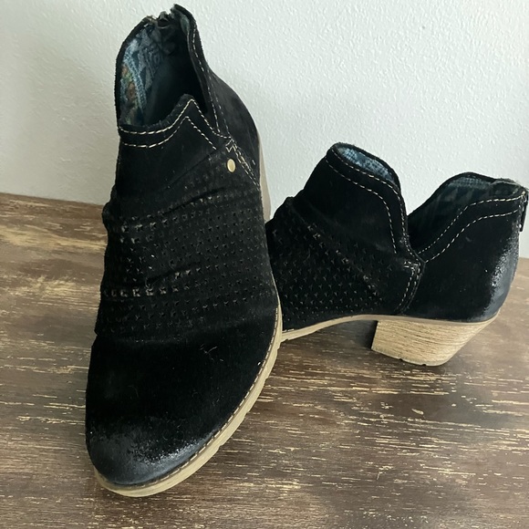 Earth Origins Shoes Earth Origins Boots Black Suede 75 Euc Poshmark